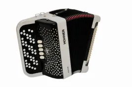 akordeon-guzikowy-hohner-nova-iii-96-wh-bialy-pokrowiec-paski