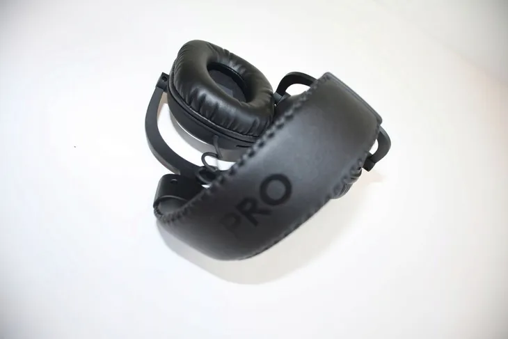 sluchawki-gamingowe-logitech-g-pro-x-czarne-mikrofon-tlumienie-halasu-konstrukcja-zamknieta