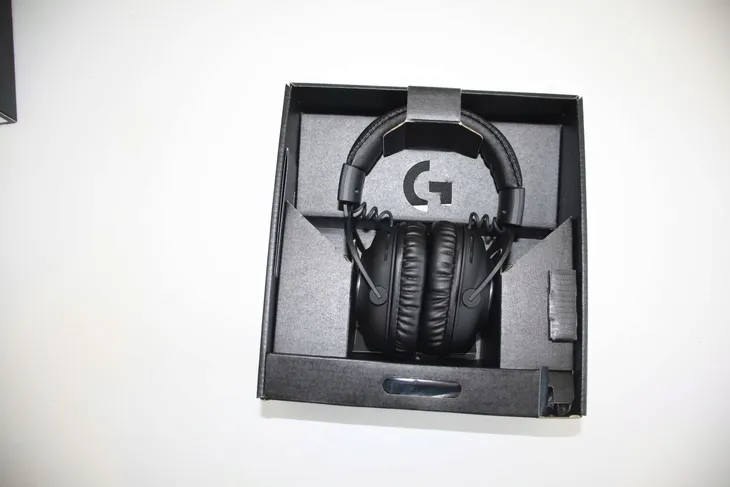 sluchawki-gamingowe-logitech-g-pro-x-czarne-mikrofon-tlumienie-halasu-dlugosc-przewodu-2-m