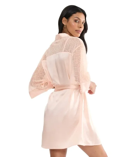 triumph-a-weekend-to-remember-robe-40