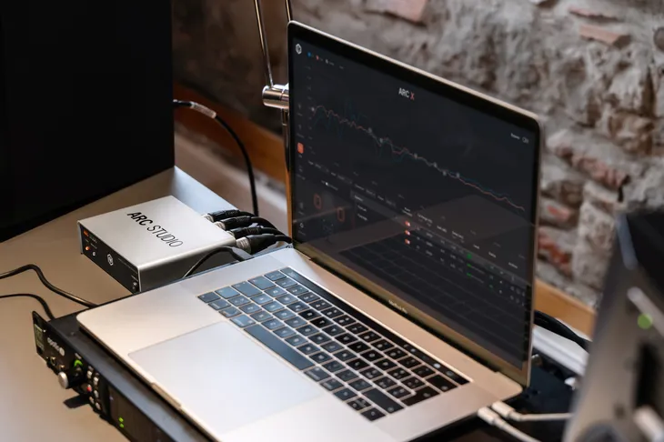 ik-multimedia-arc-studio-system-korekcji-akustyki