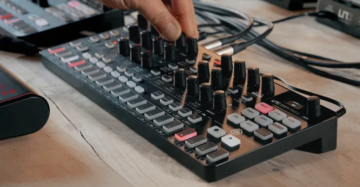 ik-multimedia-uno-synth-pro-x-syntezator-analogowy