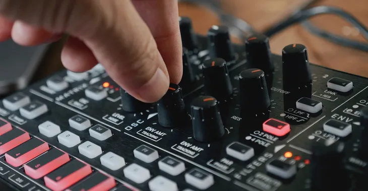 ik-multimedia-uno-synth-pro-x-syntezator-analogowy