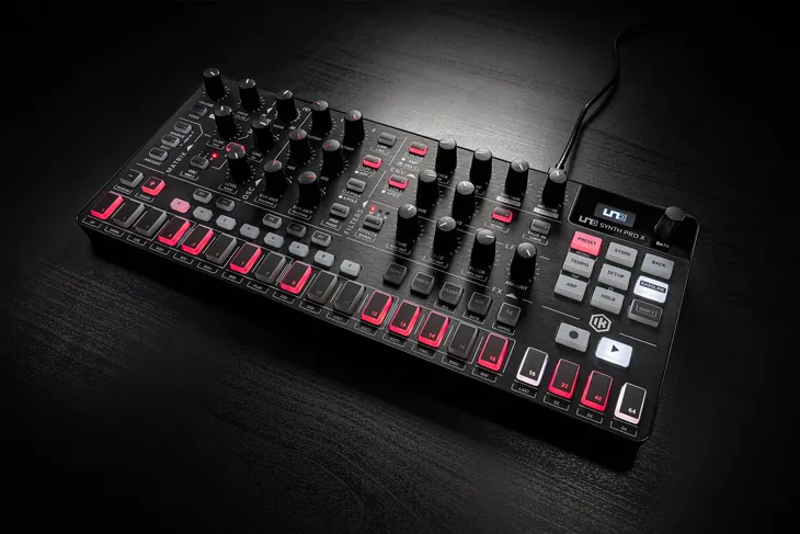 ik-multimedia-uno-synth-pro-x-syntezator-analogowy