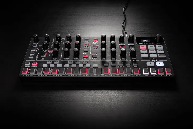ik-multimedia-uno-synth-pro-x-syntezator-analogowy