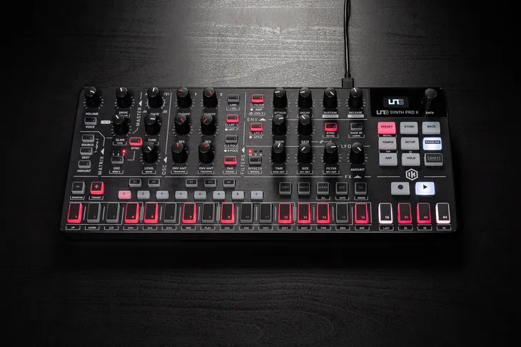 ik-multimedia-uno-synth-pro-x-syntezator-analogowy