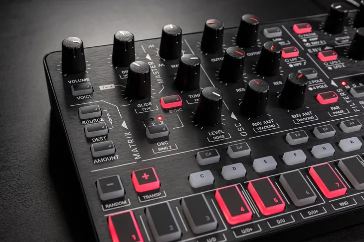 ik-multimedia-uno-synth-pro-x-syntezator-analogowy