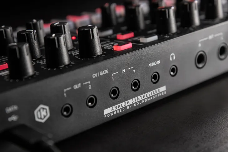 ik-multimedia-uno-synth-pro-x-syntezator-analogowy