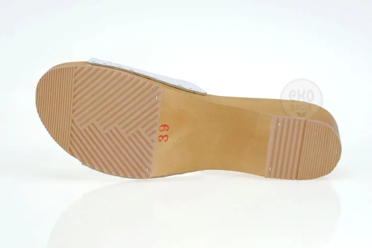 regulowane-trepy-z-perforacja-biale-39-cechy-dodatkowe-azurowe-oddychajace