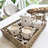sliczna-rustykalna-taca-hampton-rattan
