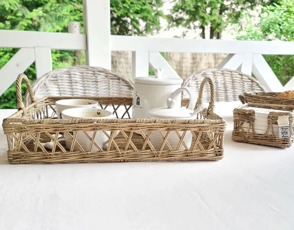 sliczna-rustykalna-taca-hampton-rattan