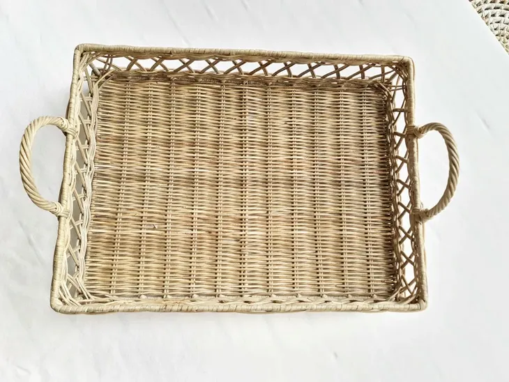 sliczna-rustykalna-taca-hampton-rattan-rodzaj-taca