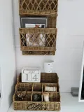 organizer-rattanowy-hampton-na-biurko-kolor-bezowy-odcienie-szarosci