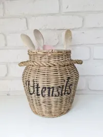 rattanowy-pojemnik-hampton-na-przybory-kuchenne