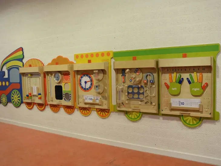system-do-montazu-sciennych-tablic-edukacyjnych-masterkidz-flex-pociag-wiek-dziecka-3-lata