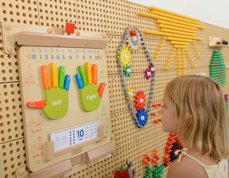 nauka-liczenia-scienna-tablica-sensoryczna-masterkidz-flex-material-drewno