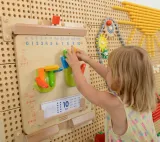 nauka-liczenia-scienna-tablica-sensoryczna-masterkidz-flex-material-drewno-stan-nowy