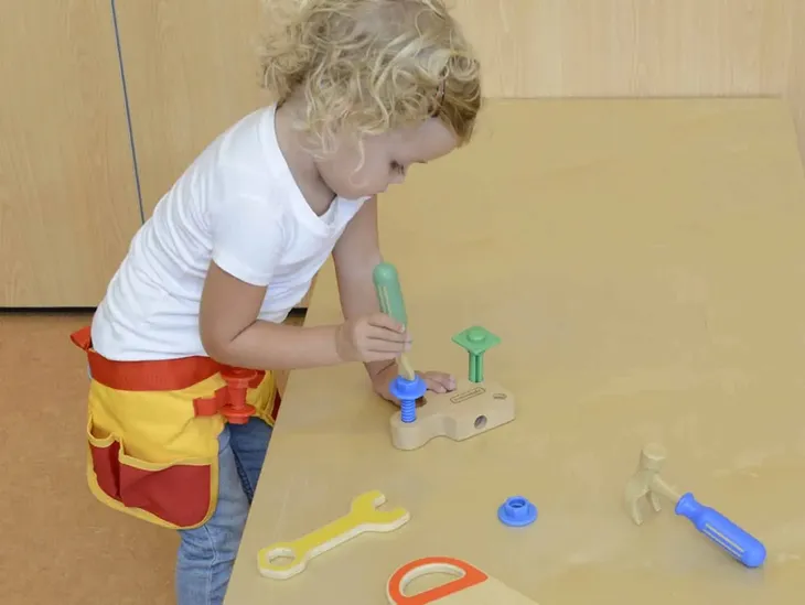 pas-z-narzedziami-stolarza-12-elementow-masterkidz-wiek-dziecka-3-lata