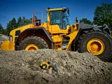 dickie-construction-spychacz-volvo-23-cm-stan-nowy-plec-chlopcy