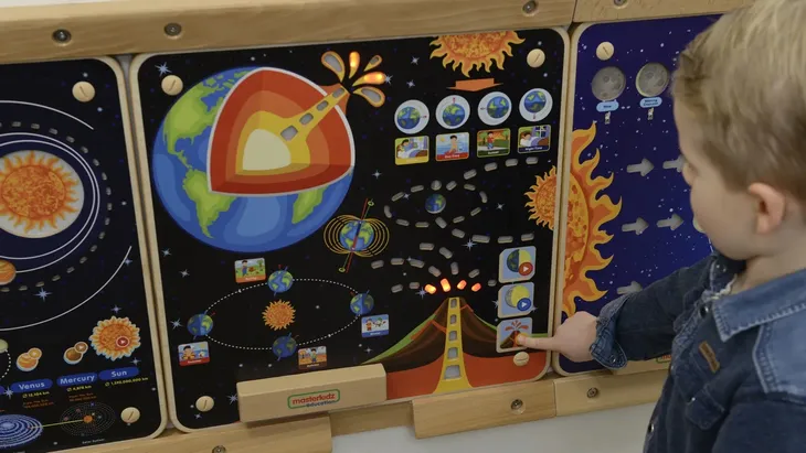 masterkidz-tablica-edukacyjna-ziemia-material-drewno