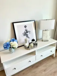 lampa-stolowa-z-marmuru-bialy-abazur-styl-nowojorski-amerykanska-klasyka