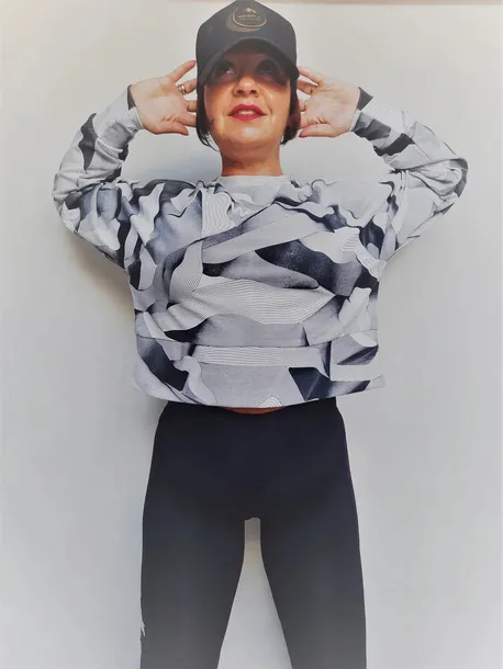 4f-bluza-damska-krotka-bld021-plec-kobieta