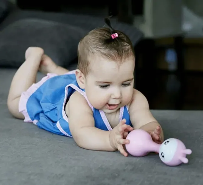 inteligentna-grzechotka-alilo-smarty-bunny-r1-pink-bohater-brak