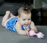 inteligentna-grzechotka-alilo-smarty-bunny-r1-pink-bohater-brak