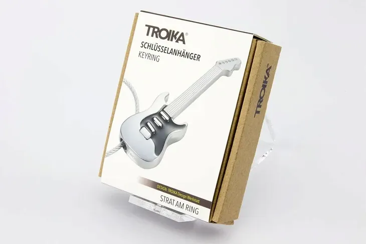 brelok-gitara-strat-am-ring-troika-cechy-dodatkowe-logo-marki-plec-produkt-uniseks