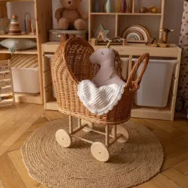 wozek-wiklinowy-dla-lalek-naturalny-pchacz-posciel