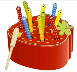 drewniana-gra-zlap-robaczka-truskawka-magnes