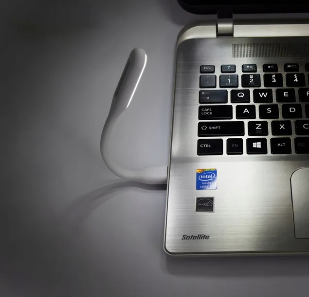 esperanza-lampka-flexilight-led-usb-do-laptopa-komputera-i-ladowarki-17cm-stan-nowy-zawiera-baterie-nie