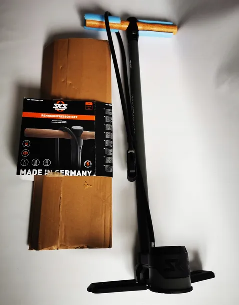 pompka-podlogowa-sks-germany-renkompressor-nxt-czarny-material-dominujacy-stal-nierdzewna