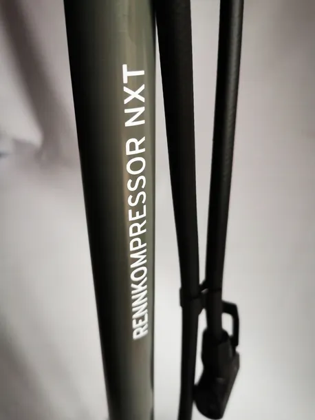 pompka-podlogowa-sks-germany-renkompressor-nxt-czarny-dlugosc-73-cm