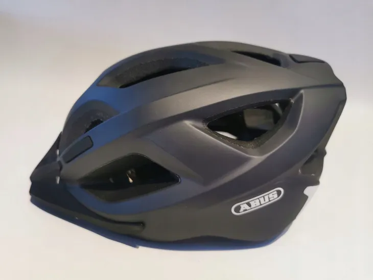 kask-rowerowy-abus-aduro-2-0-58-62-cechy-dodatkowe-daszek-elementy-odblaskowe-otwory-wentylacyjne-siatka-przeciwko-owadom-wkladka-antybakteryjna-regulacja-rozmiaru-regulowane-paski
