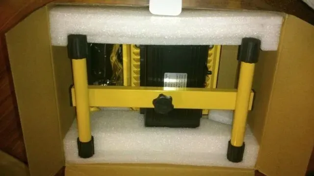 halogen-akumulatorowy-led-20w-mocny-klasa-energetyczna-d