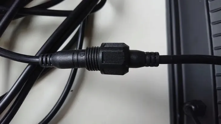 zestaw-solarny-halogen-led-400w-ip68-czujnik-ruchu-panel-i-pilot-dlugosc-53-cm