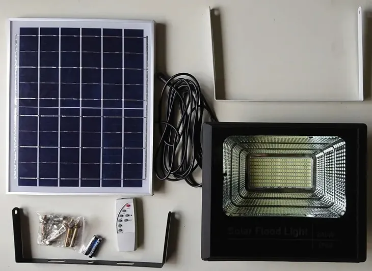 zestaw-solarny-halogen-led-400w-ip68-czujnik-ruchu-panel-i-pilot-waga-z-opakowaniem-4-kg