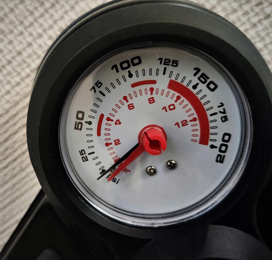 pompka-podlogowa-kengo-pompka-czarny