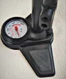 pompka-podlogowa-kengo-pompka-czarny-cisnienie-maksymalne-200-bar