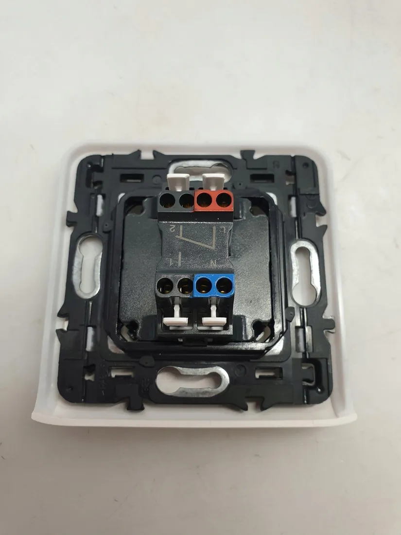 legrand-przelacznik-10a-bialy-stan-powystawowy