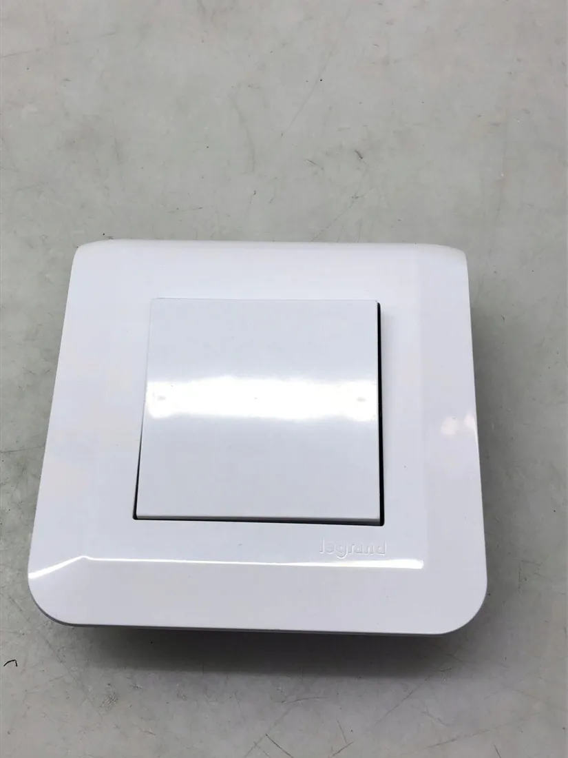 legrand-przelacznik-10a-bialy-stan-powystawowy