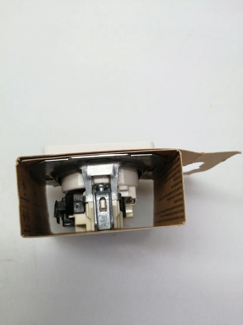 gniazdo-elektryczne-scienne-kopp-biale