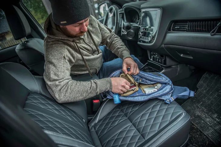 plecak-torba-helikon-edc-sling-shadow-grey-cechy-dodatkowe-mocowanie-kijkow-trekkingowych-regulowany-system-nosny-wyjscie-na-kabel-do-sluchawek-wzmacniane-dno