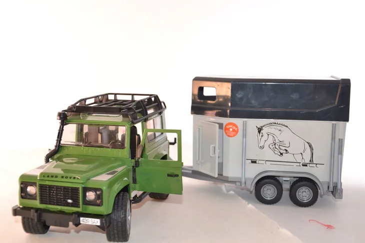 samochod-land-rover-bruder-02592-material-guma