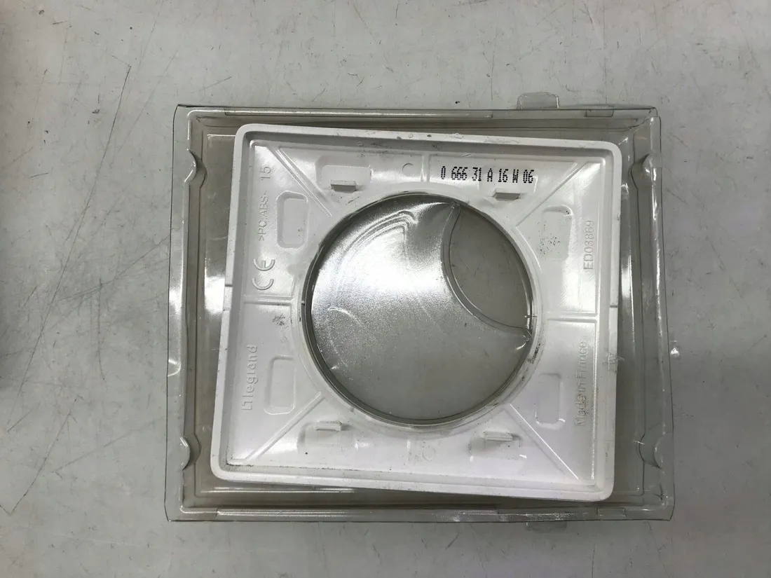 ramka-pojedyncza-legrand-bialy-stan-powystawowy