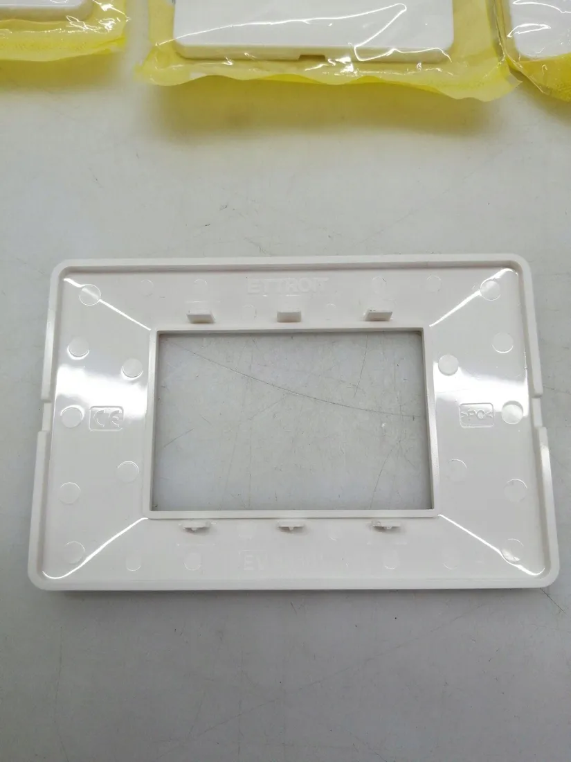 vimar-plana-zestaw-ramek-4-szt-stan-powystawowy