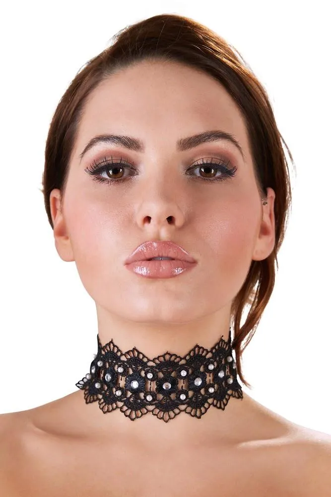 embroidered-choker-rhinestones