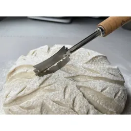 noz-piekarza-do-chleba-z-drewniana-rekojescia-monsieur-cuisine