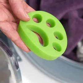 krazek-do-czyszczenia-ubran-z-siersci-zwierzat-w-pralce-zielony